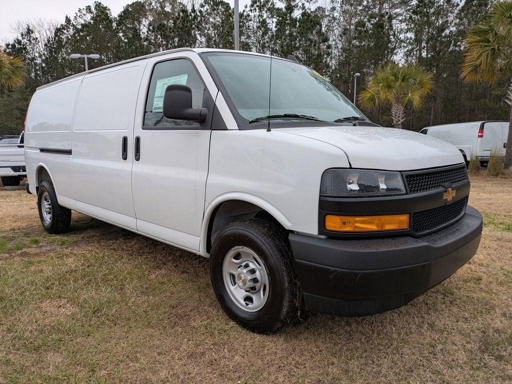 2025 Chevrolet Express Cargo 3500 WT