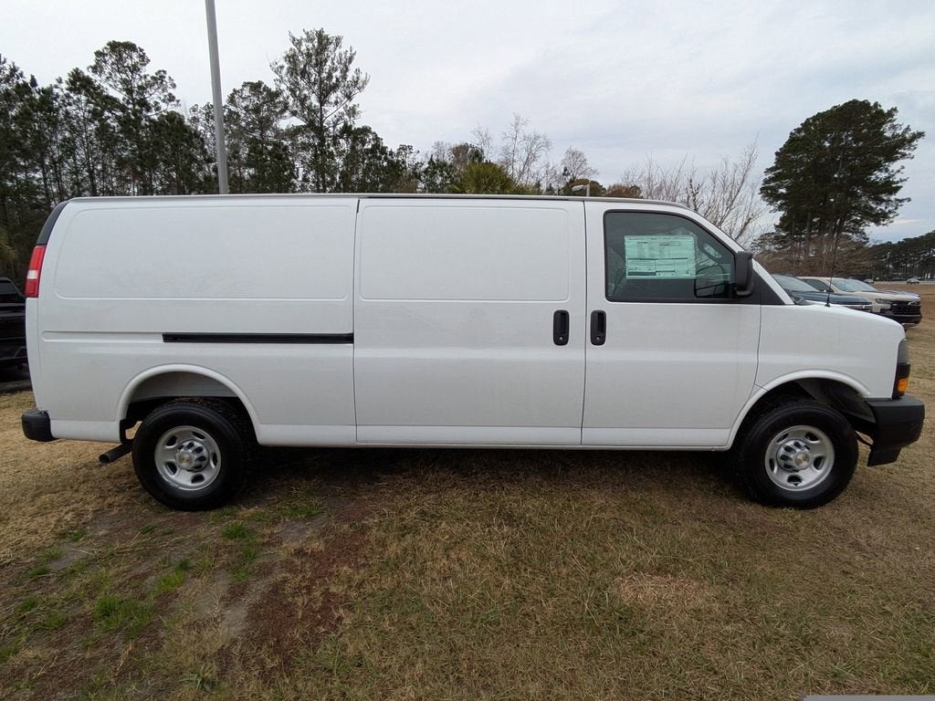 2025 Chevrolet Express Cargo 3500 WT