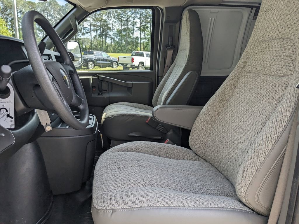 2025 Chevrolet Express Cargo 3500 WT