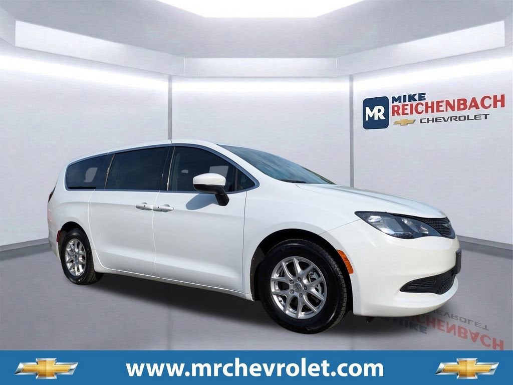 2023 Chrysler Voyager LX